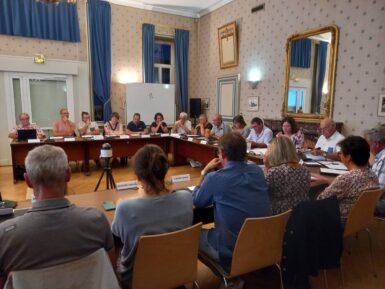 Elus de Sainte-Pazanne réunis en séance de conseil municipal