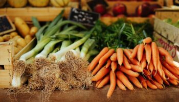 carottes et poireaux sur un étalage marché