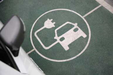 Symbole dessiné au sol d'une voiture en téléchargement électrique