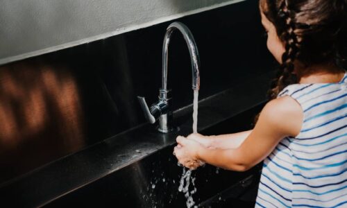 petite fille se lavant les mains, robinet d'eau