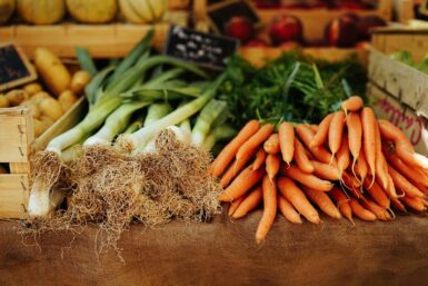 carottes et poireaux sur un étalage marché