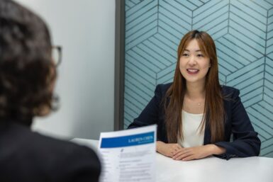 une personne qui se présente avec un CV lors d'un entretien d'embauche