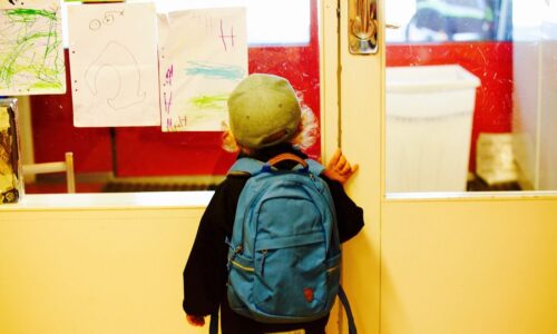 Image d'enfant rentrant à l'école
